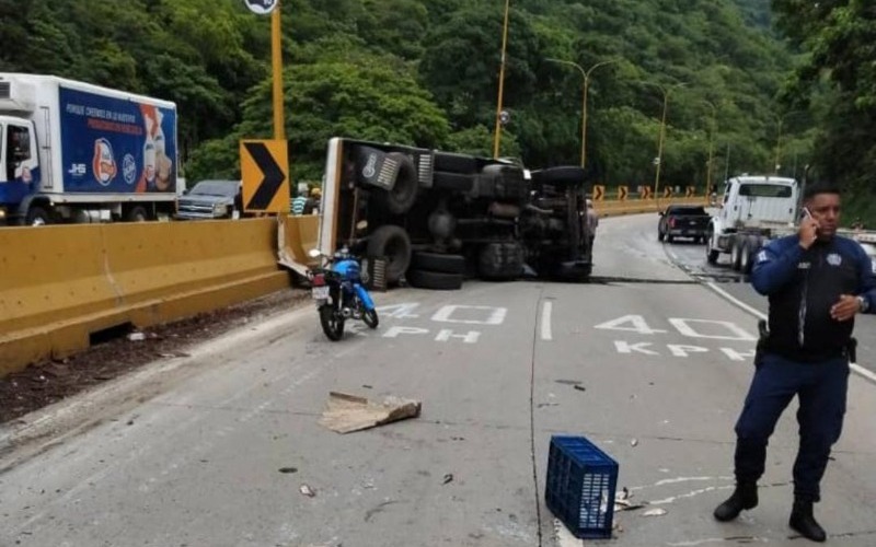 Al menos un fallecido y cuatro heridos tras volcamiento en Carabobo